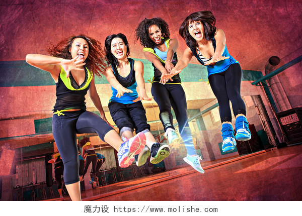 运动中的妇女组穿衣服跳健身舞运动或有氧运动
